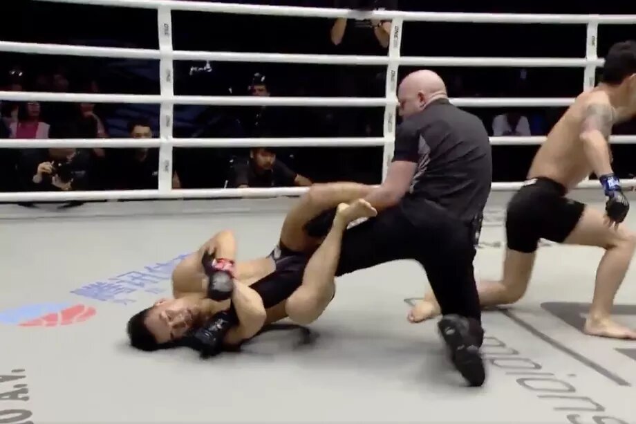 peleador ataca a al referi