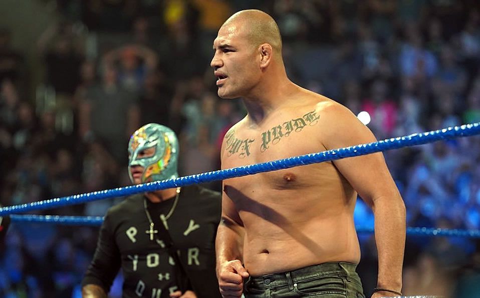 cain-velasquez-rey-mysterio-smackdow