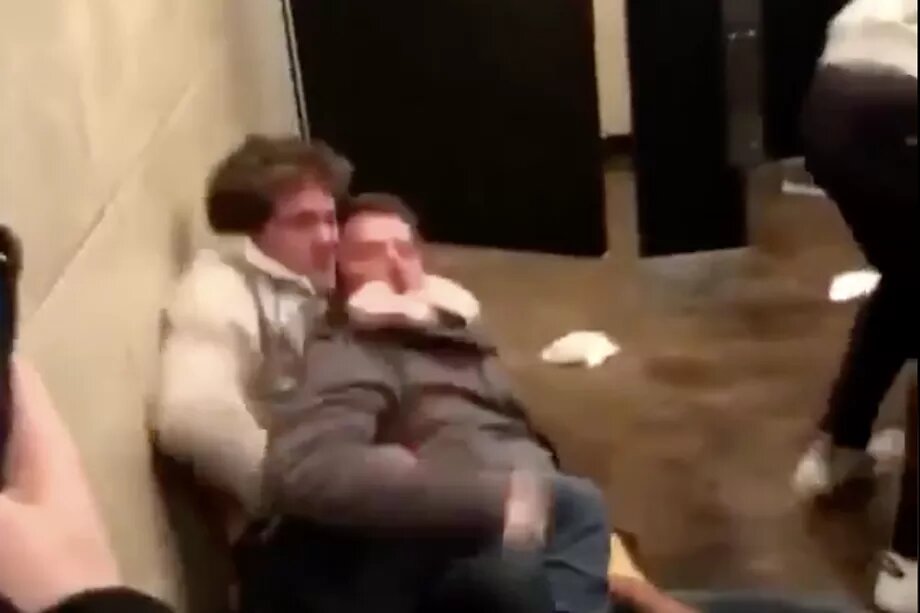 peleador de mma noquea jugador de futbol