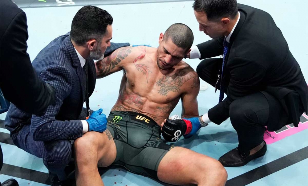 alex pereira cae noqueado ante israel adesanya en el UFC 287