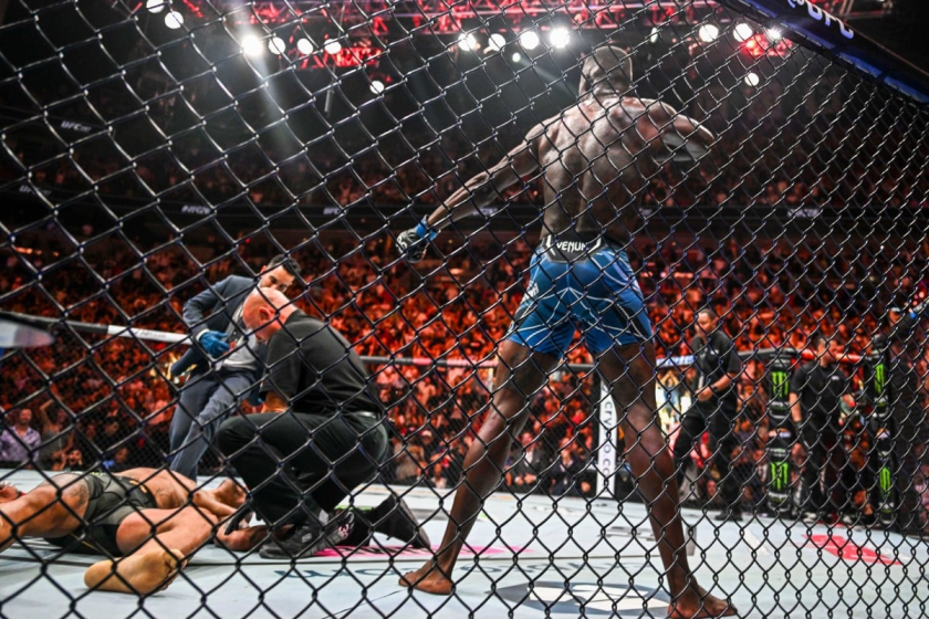 israel adesanya celebra a alex pereira ufc 287