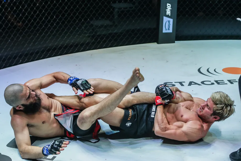 sage norcaut somete Mujtaba con heelhool en ONE Championship Fight Night 10 Johnson vs. Moraes.
