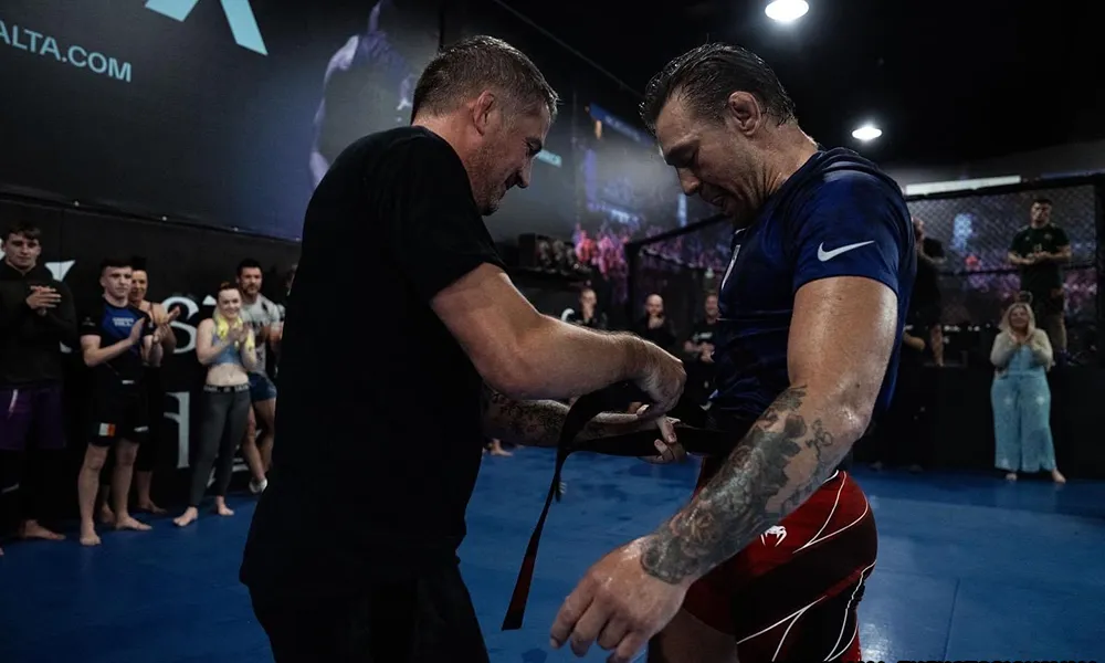 conor-mcgregor-recibe cinturón negro en jiu jitsu BJJ
