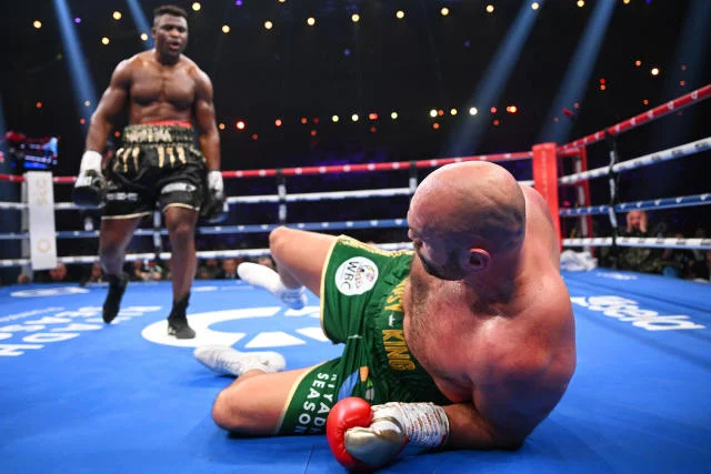 francis ngannou derriba a Tyson Fury