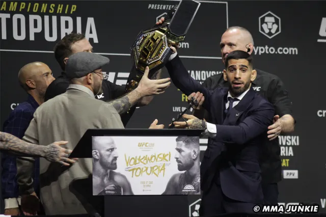 alexander-volkanovski-ilia-topuria-ufc-298- toma el cinturón
