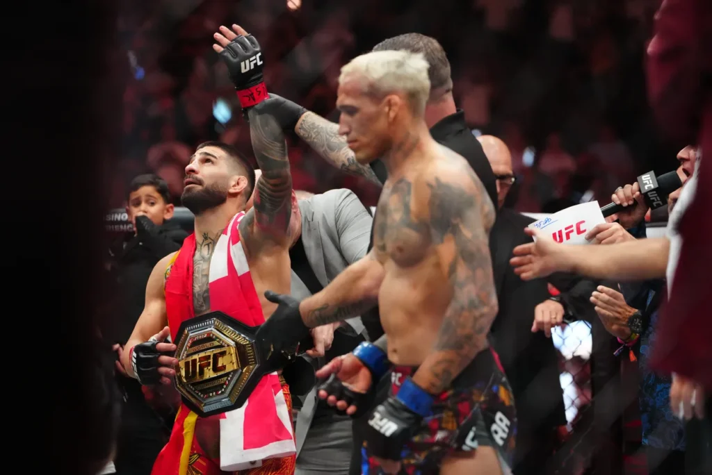ilia-topuria-def-charles-oliveira-ufc-317-271 (1)