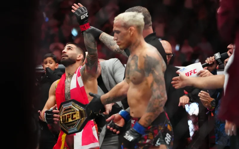 ilia-topuria-def-charles-oliveira-ufc-317-271 (1)